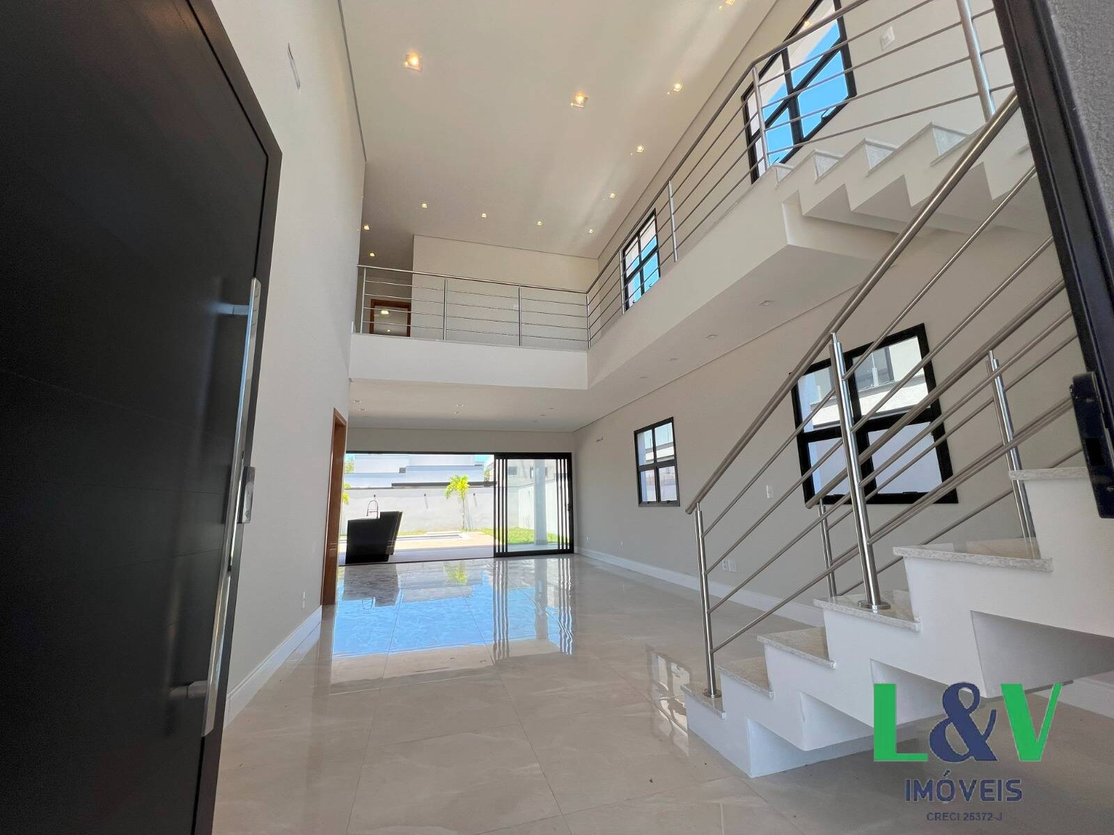 Casa de Condomínio à venda com 3 quartos, 236m² - Foto 2