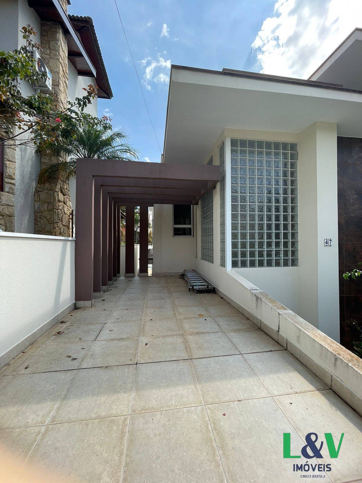 Casa de Condomínio à venda com 4 quartos, 327m² - Foto 2