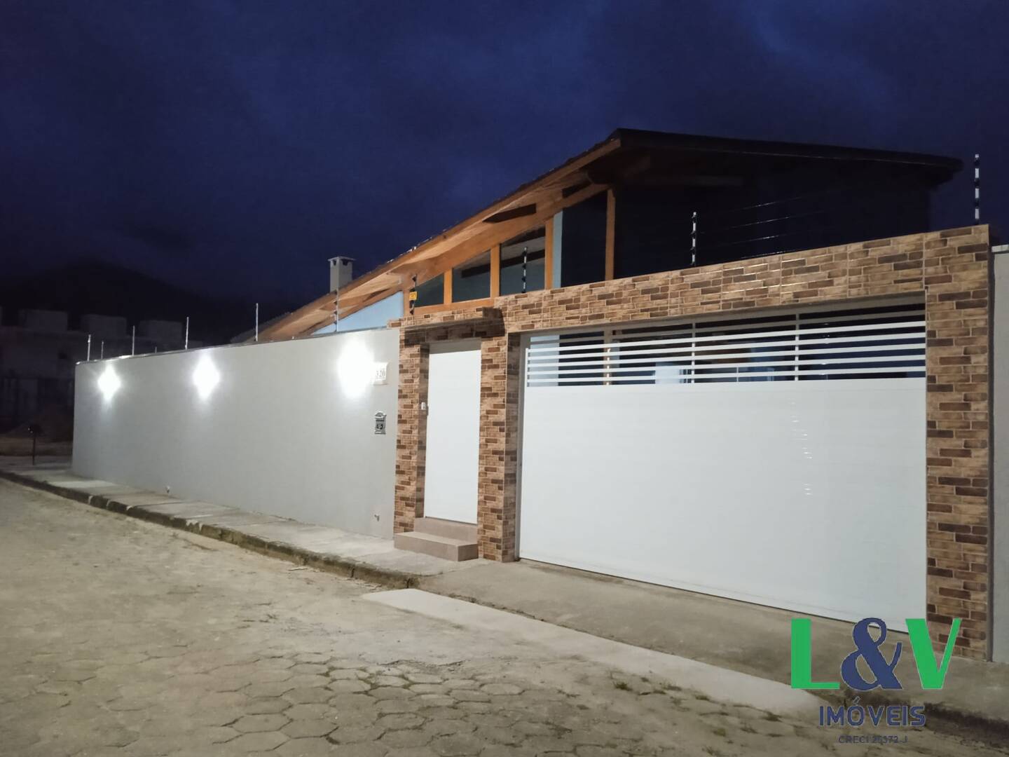 Casa à venda com 3 quartos, 250m² - Foto 1