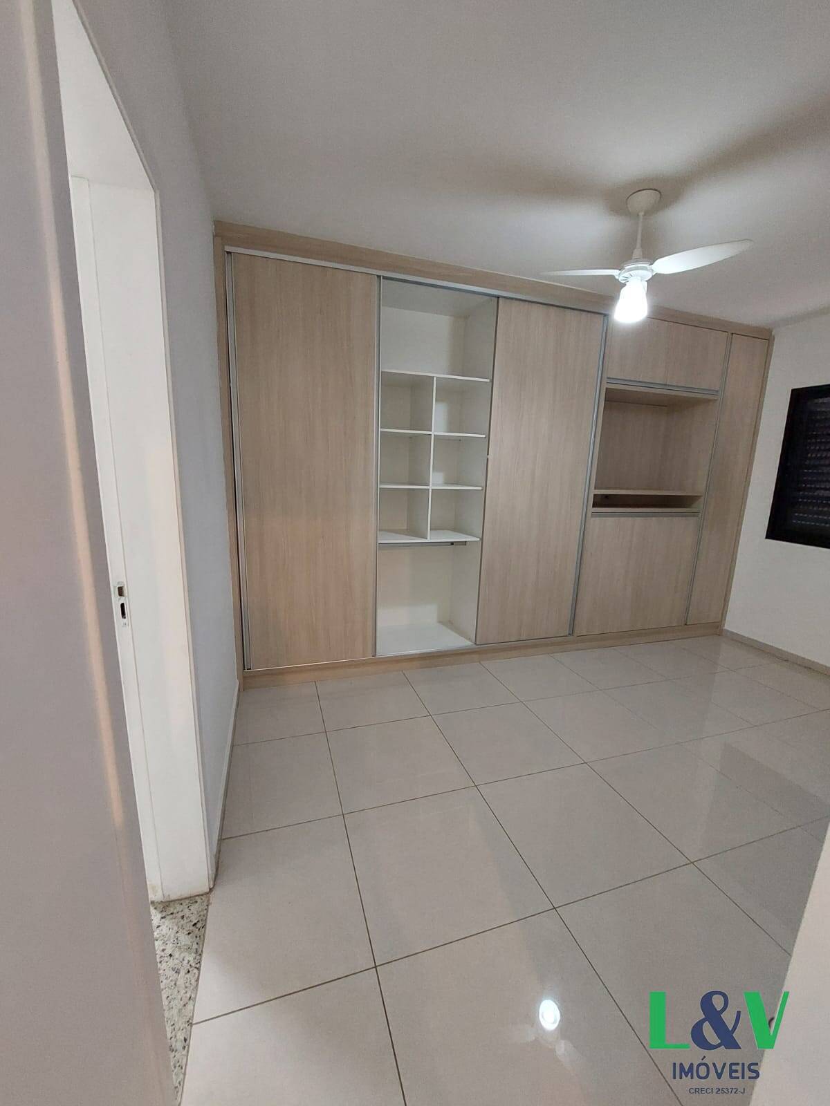 Apartamento para alugar com 3 quartos, 96m² - Foto 11